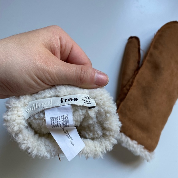 ⭐️SOLD⭐️Wilfred Faux Suede Sherpa gloves - Picture 3 of 3
